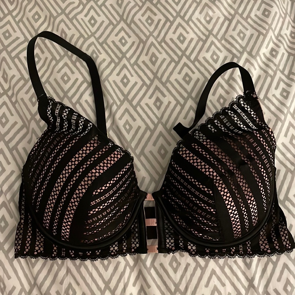 LIKE NEW Victoria’s Secret Lined plunge Bra, Size 34D